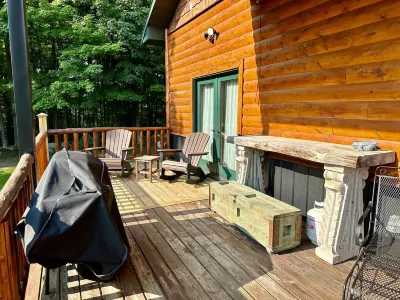 Luxe Log Cabin 3Bd/4ba - Torch Lake Views, Private Trails & Premier Golf Nearby Hotels in 