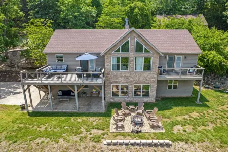 Lovely Lake Home with Stunning Views-Your perfect Table Rock Lake Getaway Awaits