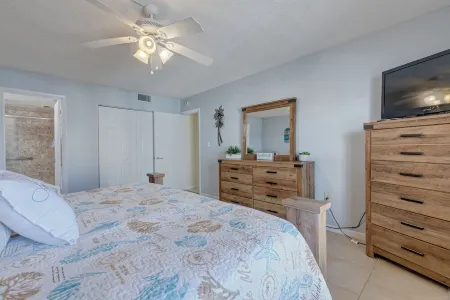 Oceanview 2 bedroom Condo with Private Balcony, on-site Heated Pool & Hot Tub