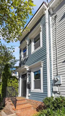 Chic Old Town Oasis <> Steps from King Street โรงแรมใน