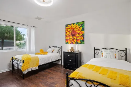 Glendale Retreat: Heated Pool, Golf, Gameroom, Bar