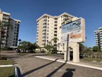 Beach, Shelling, Water Sport, Restaurant Right Across The Street!  Paradise!!