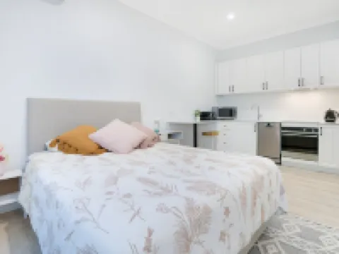 Entire Coastal Residential Family Home. Sleeps 12 - Lake & Beachside Property. シェルハーバーのホテル