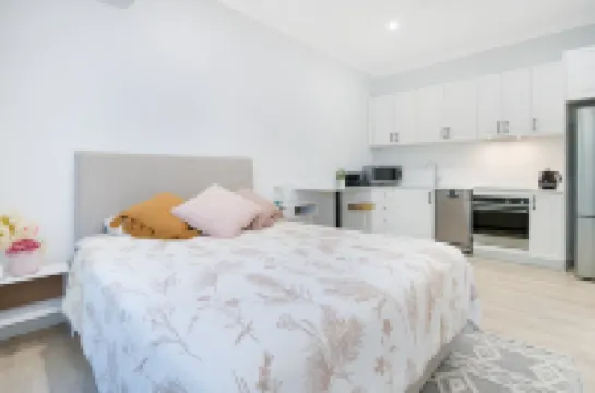 Entire Coastal Residential Family Home. Sleeps 12 - Lake & Beachside Property.