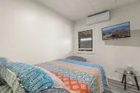 Downtown Blonde Bungalow w/Fully Fenced BIG YARD, AC, W/D, 2 Samsung Smart TVs - 3 Sao