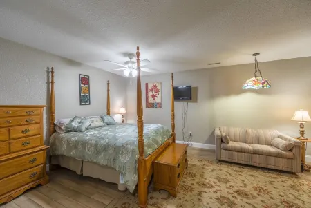 Sunset Ridge-2 Bedroom Apartment with Private Entrance