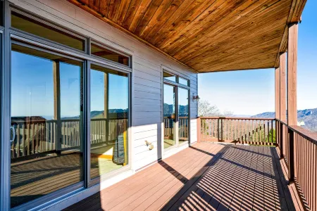 Comfy Condo at Top of Sugar Mtn - Ski in Ski Out - AC, WiFi Отели рядом с достопримечательностью «оз. Уайлдкэт»