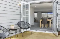 North Edge Townhouse ~ Free Parking, City, Modern