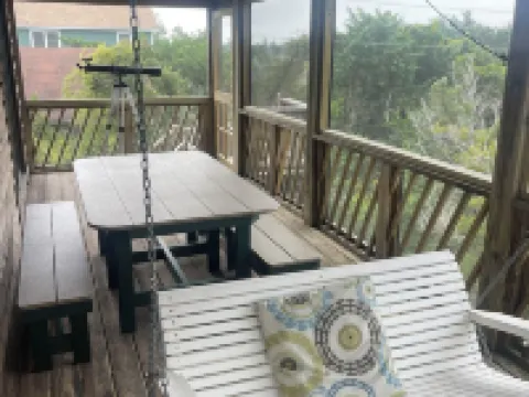 Three-bedroom house with views, decks, golf cart and home gym! Hotels in Hyde County