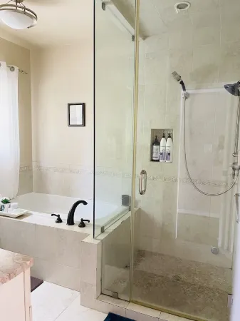 Beach house with unforgettable view Отели рядом с достопримечательностью «Парк Темескал Гейтуэй»