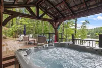 Beautiful Lake House on Belleau 100 ft of Waterfront! Kayaks, Jacuzzi 3100 sqft!