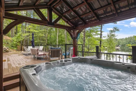 Beautiful Lake House on Belleau 100 ft of Waterfront! Kayaks, Jacuzzi 3100 sqft! Отели в г. Уэйкфилд