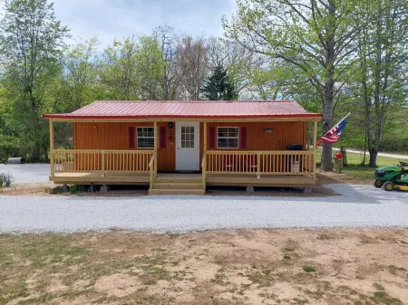 Beautiful Cedar Cabin on Bullshoals Lake