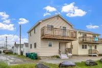 Charming, updated 2-bedroom home, 5 min walk to beach, pets ok, onsite parking!