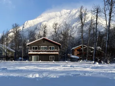 Mountain views from brand new property in quiet neighborhood!!! 발데즈공항 주변 호텔