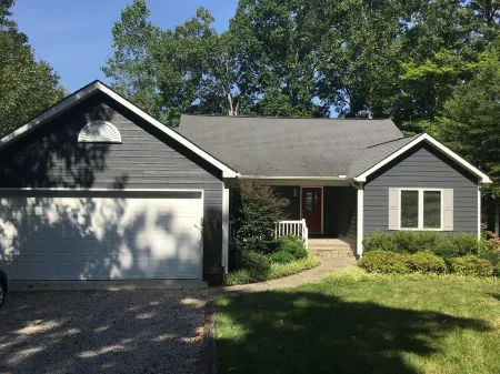 HUGE cove, DEEP water, KAYAKS, SUPs, fire pit & game room