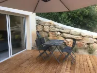 Cocooning cottage with Balnéo 2 places, private pool and wooden terrace Hotels in Flayosc