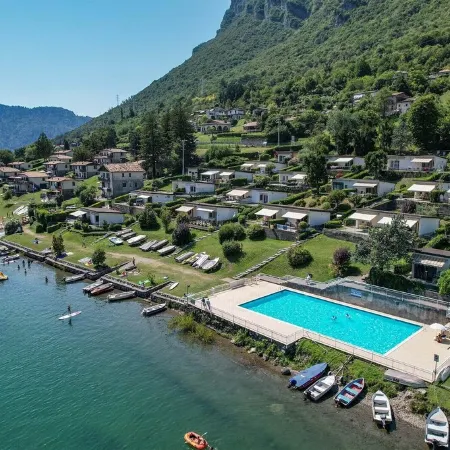 Directly on the lake with terrace