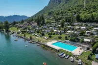 Directly on the lake with terrace