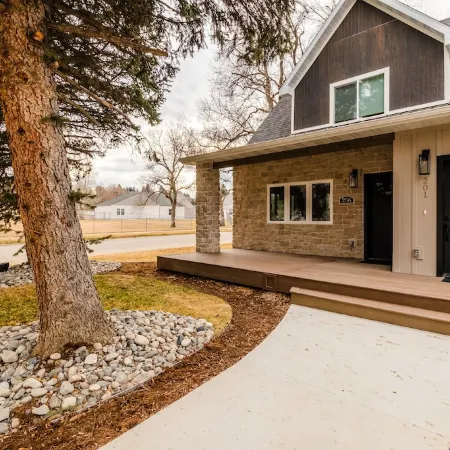 Cozy, upstairs, fully remodeled 1-bedroom apartment. With AC and WiFi