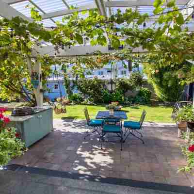 Chez ZigZag: 2 Bdrm. Full Kitchen, Water/Mtn-View, Sauna with Fee. Awesome Patio Hotel Exterior