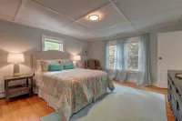 Colonial House, w/Yard,7min walk to Downtown Lenox