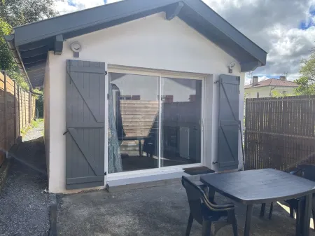 Furnished T2 townhouse with exterior Отели в г. Дакс