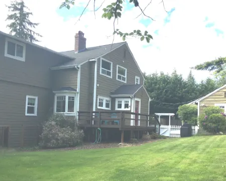 Spacious and charming home in a park-like setting Hotels in Burien