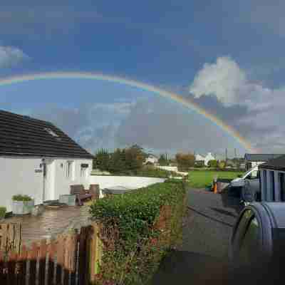 Whitewashed 1 bedroom stone cottage, with king size 4 poster bed. Pet friendly. Hotel Exterior