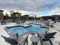 5 Mins to City Beach & DT WF, 35 Mins. to Glacier Park, Clubhouse Pool + Hot Tub