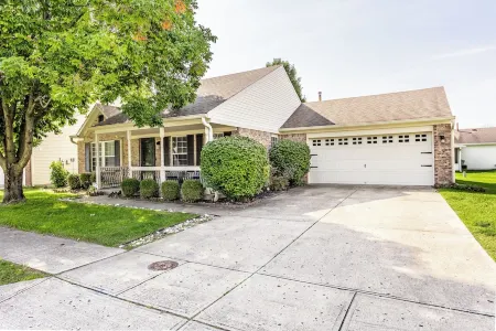 Cozy Home in Downtown Fishers Отели в г. Фишерс