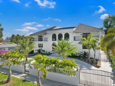 Villa Maya: 12 BR, 14k sq. ft. estate with pool, pickle ball, bball, disco club! Hotels in Little Havana