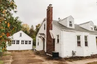 Cottage Retreat close to downtown New Buffalo. Sleeps 12, Pet friendly + Games!