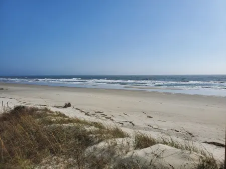 Beautiful 3BR house in perfect location w/ water view, all linens included!