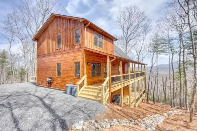 Sunglow Mt Vista - Pet friendly-Mountain View- Hottub- 스윙잉 브리지 온 더 토코아 리버 주변 호텔