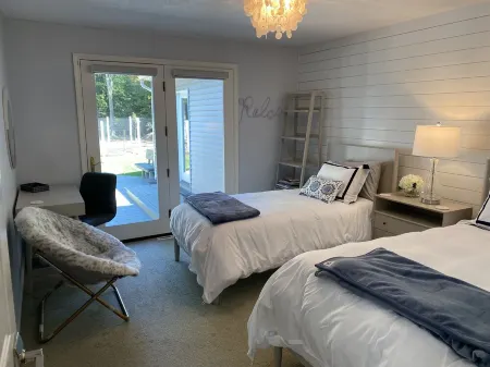 Family Friendly Home, Pool, Huge Yard, Gardens, Firepit, Close to Beaches Towns