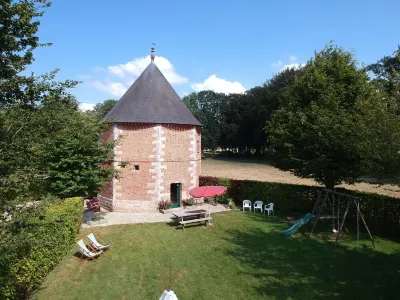 Quiet, unusual, private swimming pool, bucolic garden with trees, surrounded by meadows Hotels in der Nähe von Orochi