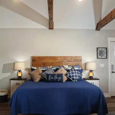 Cabin D by the Pond - King bed - Swimming Pool Отели в г. Колберт