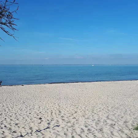 Bright and friendly apartment with comfortable amenities near the beach.