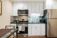 Comfortable Studio in a Woodside Plaza