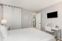 Stylish King + Queen Suites Lake-View End Unit, Golf & Beach Nearby – No Stairs