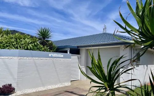 Birubi Blue Beach House. Sun, Sand & Surf. Pet Friendly. Hotels in Anna Bay