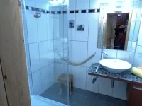 Quiet, bright apartment with large garden and parking