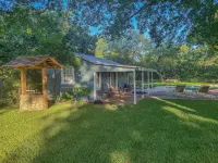 Medina River & Pool Hüs - Historic Tiny Cottage - River, Creek, Pool & Patio Hotels near Granny M & Friends