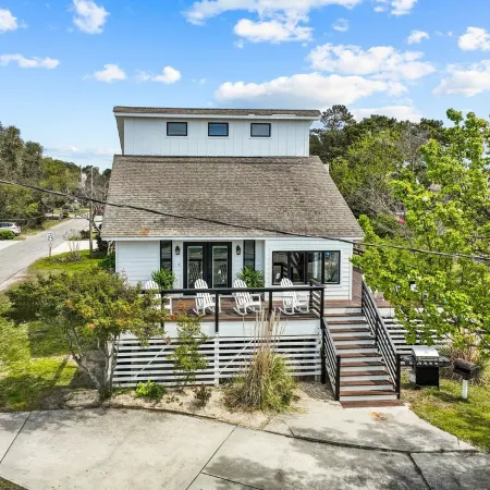 Semi-Soundfront on Bay Drive - Whole Home, Large Yard and Decks!