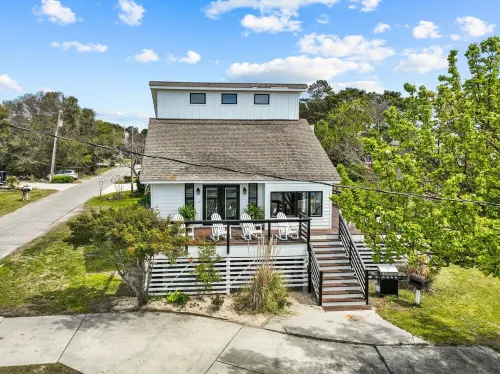 Semi-Soundfront on Bay Drive - Whole Home, Large Yard and Decks!