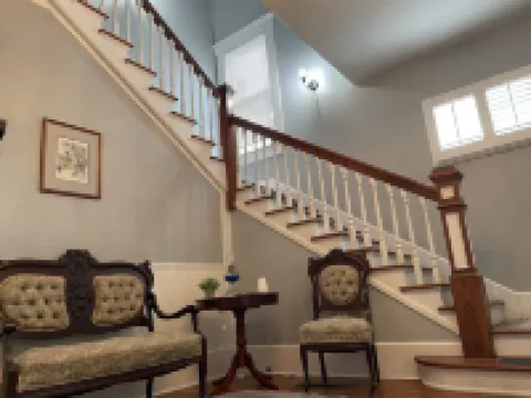 2/2 Apt downtown in restored historic home yr 1891