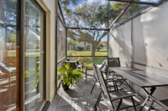 Sleeps up to 8 - Free Parking - Heated Pool - Steps to Beach - Close to Downtown