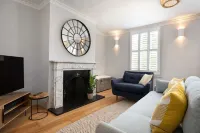 Beautiful period Henley 2 bed apt with gated parking for 1 car