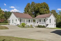 Hargrove House - Charming and Dreamy Retreat on 4 acres in Leiper's Fork Hotels near Triune Market
